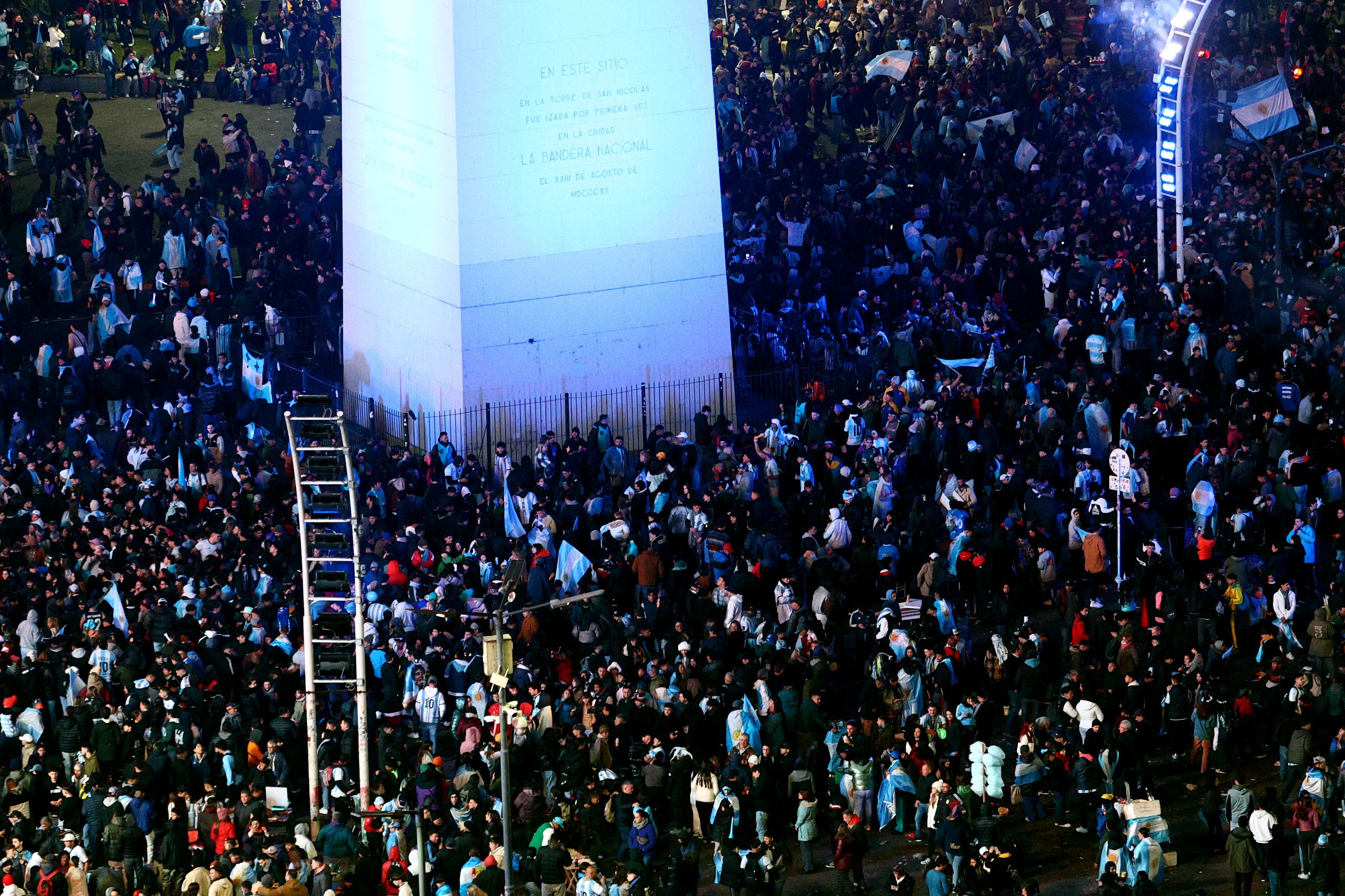 Cientos de hinchas argentinos colmaron las inmediaciones del centro de la Ciudad de Buenos Aires para celebrar un nuevo título del equipo que conduce futbolísticamente Lionel Messi