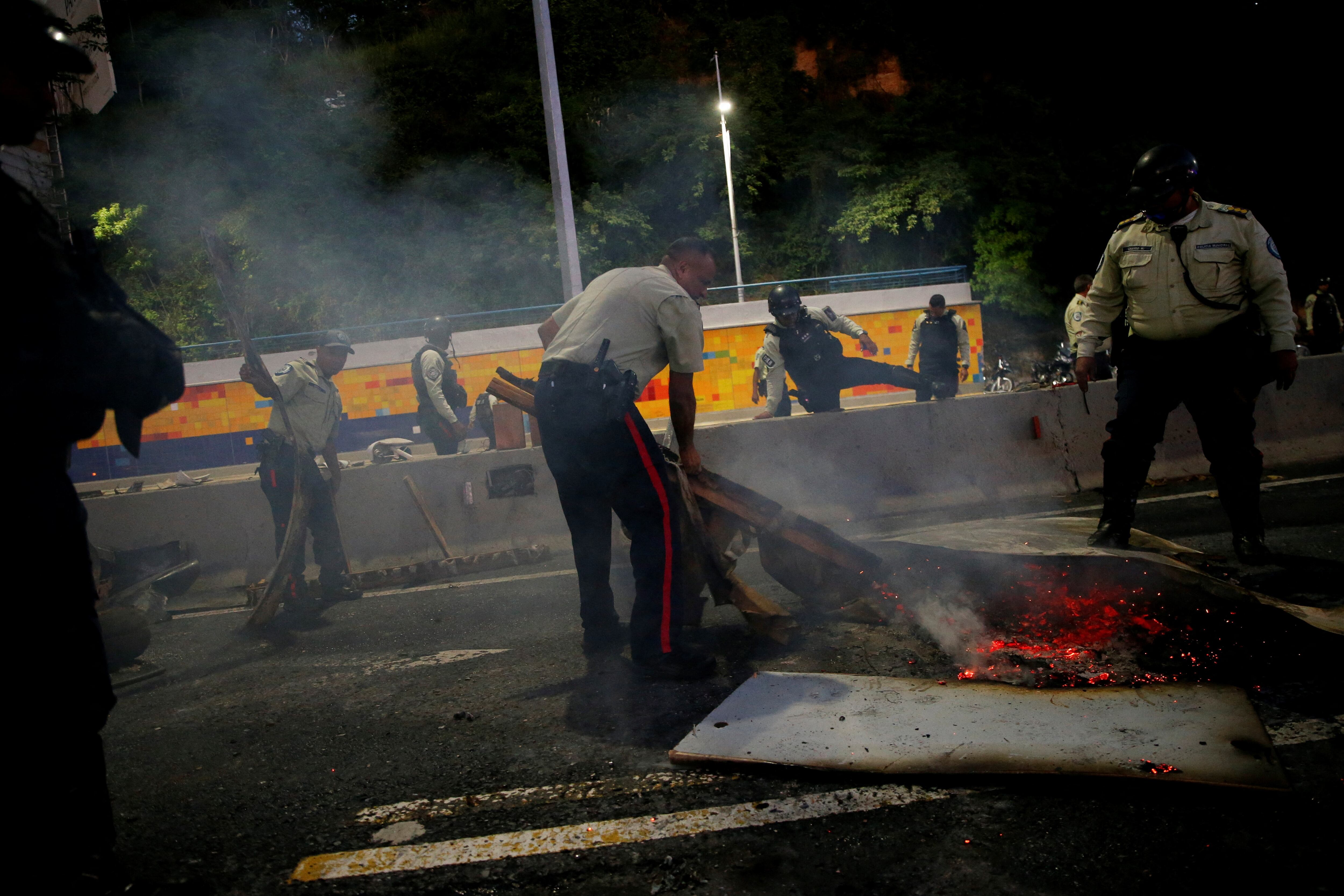 La policía municipal de Baruta retira una barricada en Caracas, Venezuela, este 30 de julio de 2024 (REUTERS/Leonardo Fernández Viloria)