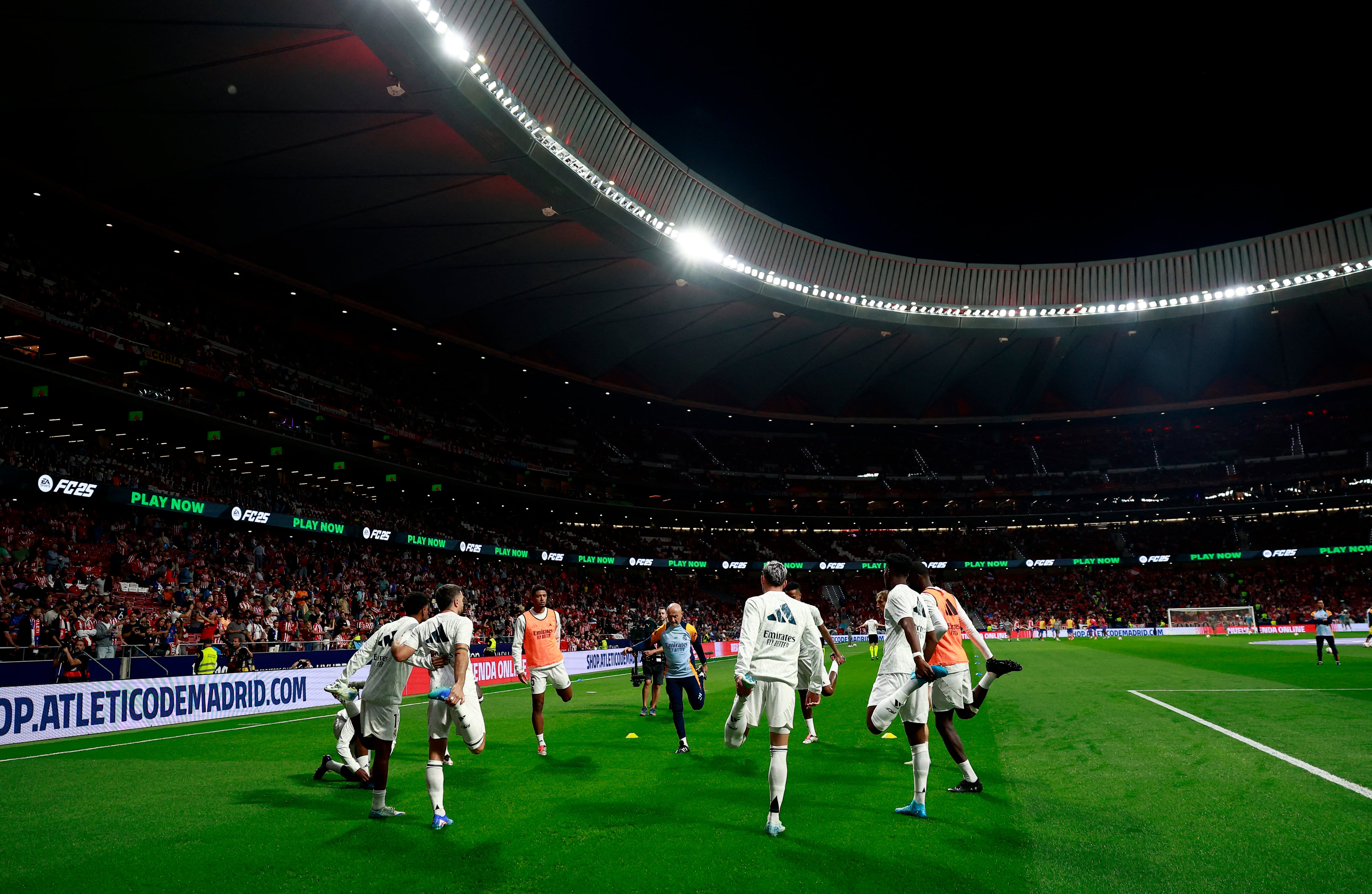 Soccer Football - LaLiga - Atletico Madrid v Real Madrid - Metropolitano, Madrid, Spain - September 29, 2024 Real Madrid players during the warm up before the match REUTERS/Juan Medina