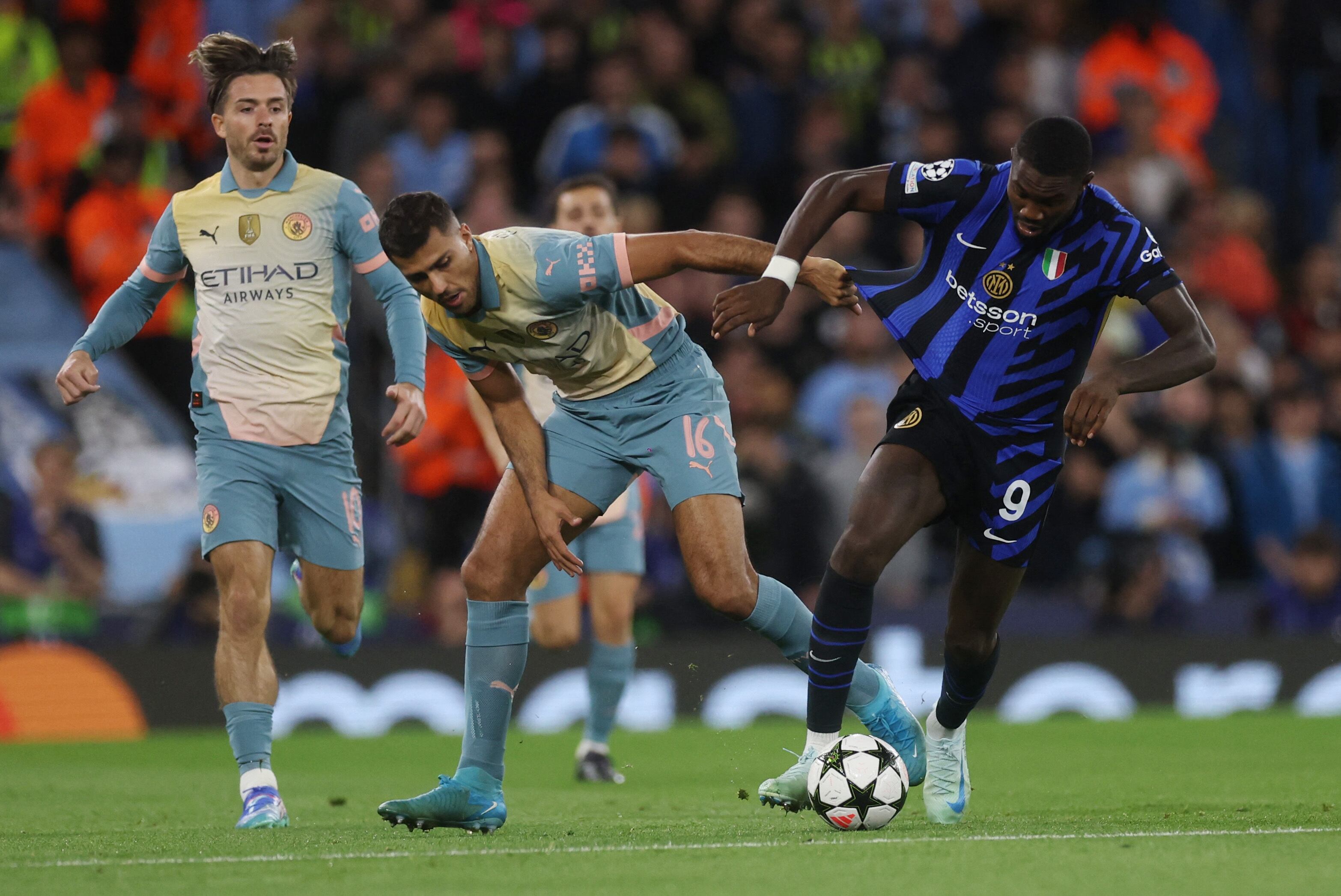 Marcus Thuram en acción. El delantero del Inter es de lo más peligroso del partido ante el City (Reuters/Lee Smith)