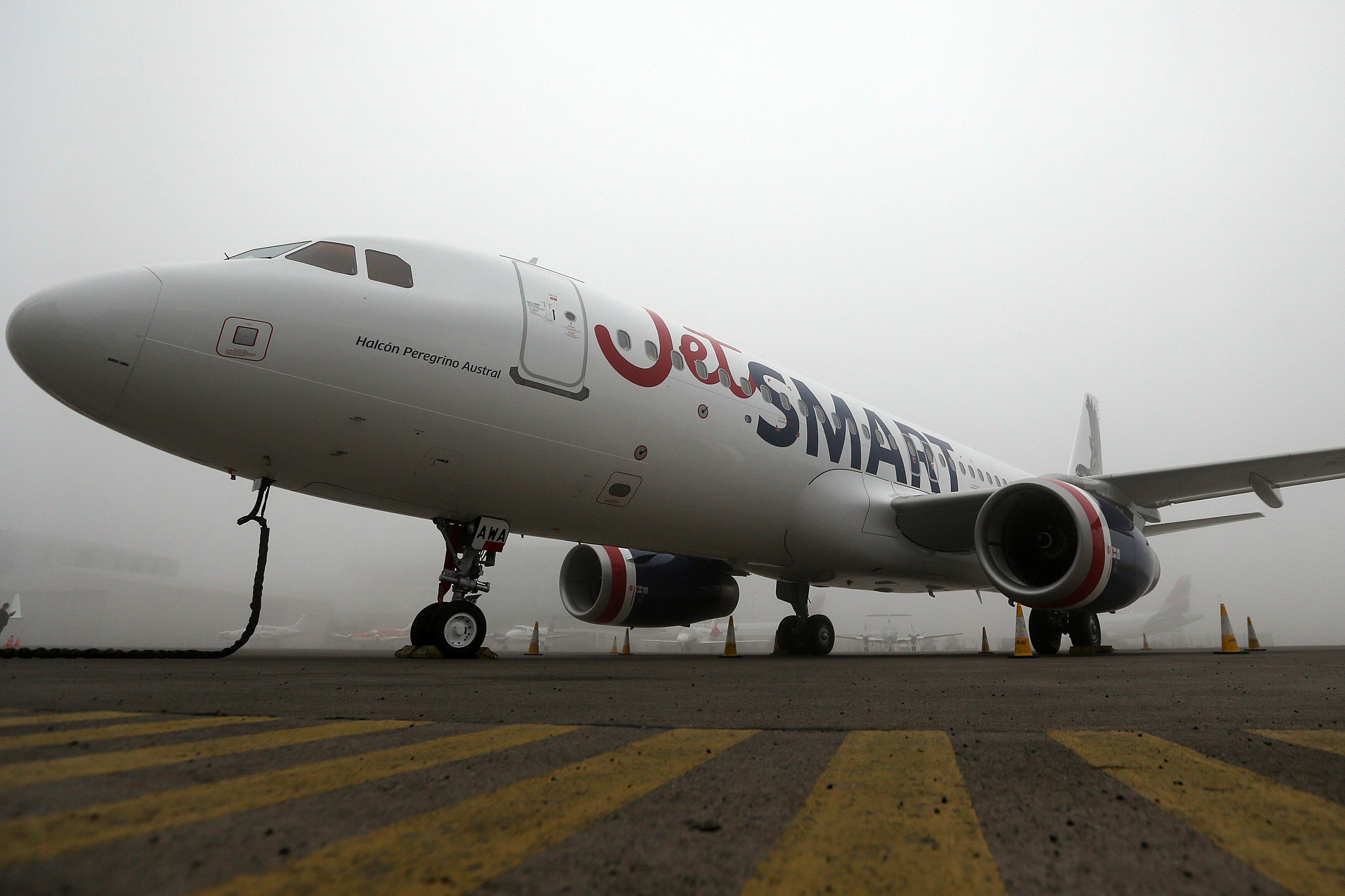 Fotografía de archivo en la que se registró un avión de la aerolínea JetSmart, en Santiago de Chile. EFE/Mario Ruiz
