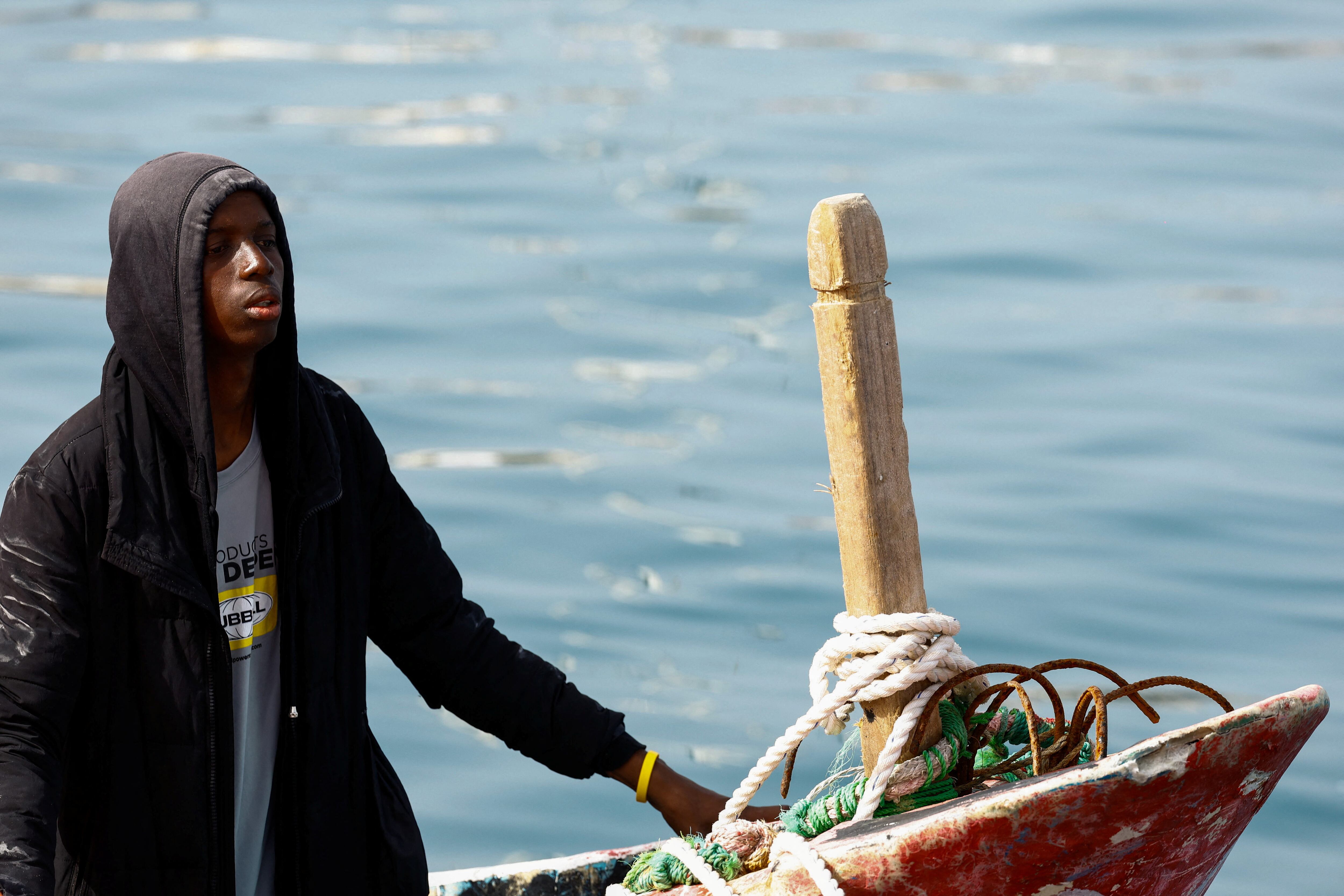 Imagen de un migrante en el puerto de Arguineguín. (REUTERS/Borja Suárez)