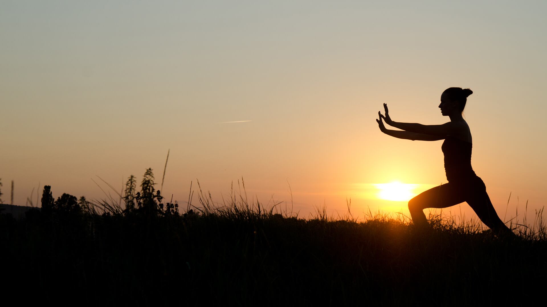 El tai chi no solo ofrece beneficios físicos, sino también mentales y emocionales: reduce el estrés y la ansiedad, entre otros beneficios (Getty)