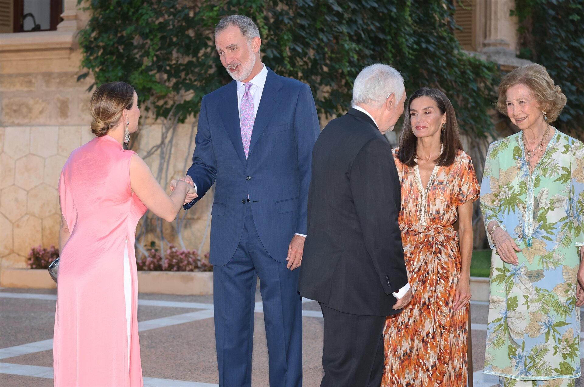 Los reyes, Felipe VI y Letizia, y la reina Doña Sofía reciben a las autoridades de las Islas Baleares y a una representación de la sociedad balear en el Palacio de Marivent (Raúl Terrel / Europa Press)