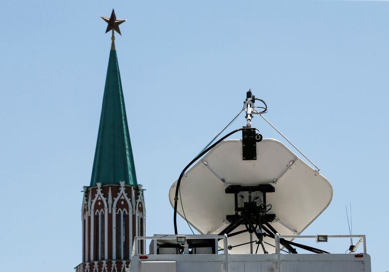 Vehículos de la emisora rusa controlada por el Estado, Russia Today (RT), se ven cerca de la Plaza Roja en el centro de Moscú (REUTERS/Gleb Garanich)