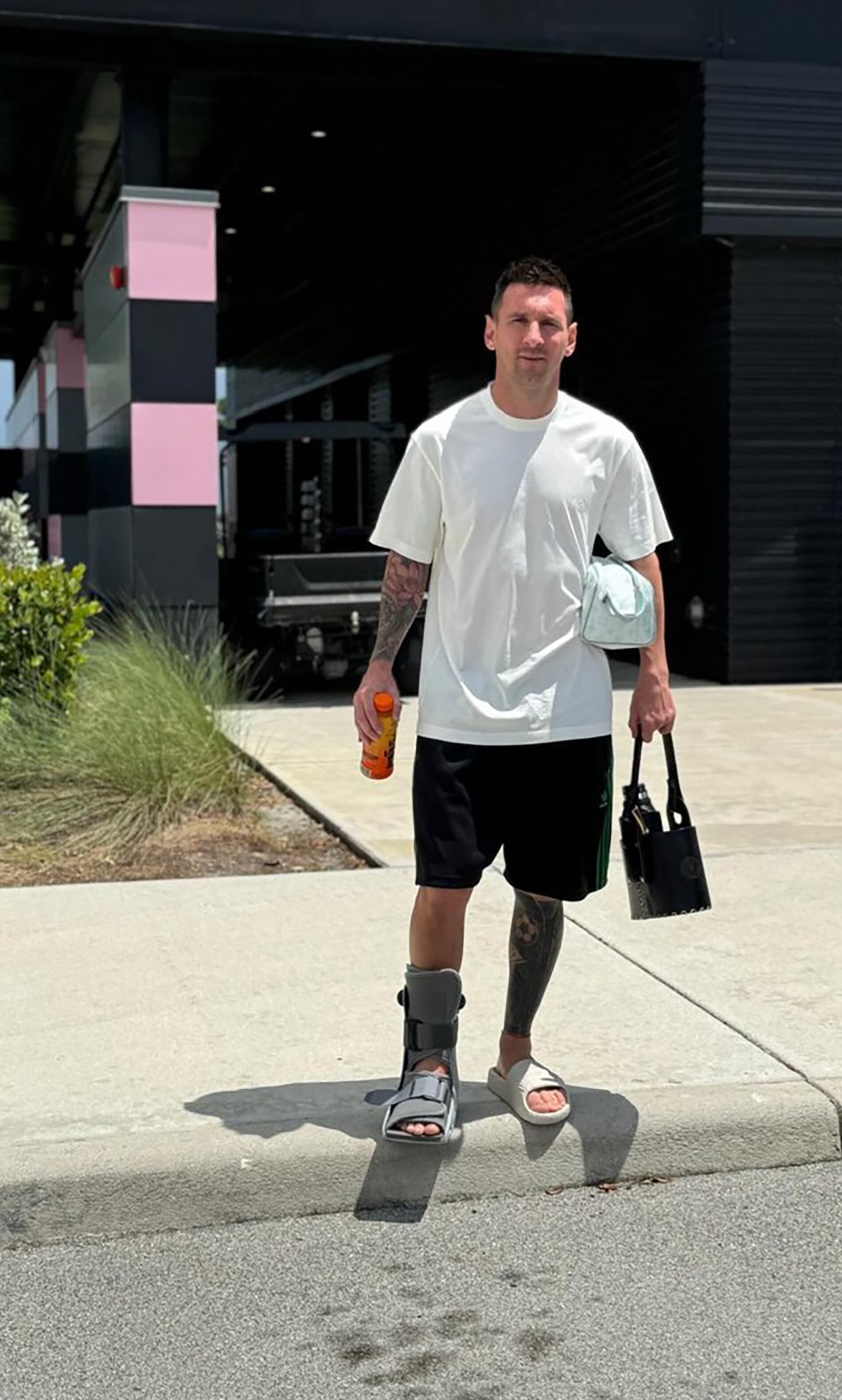 Messi con la bota y nuevo look