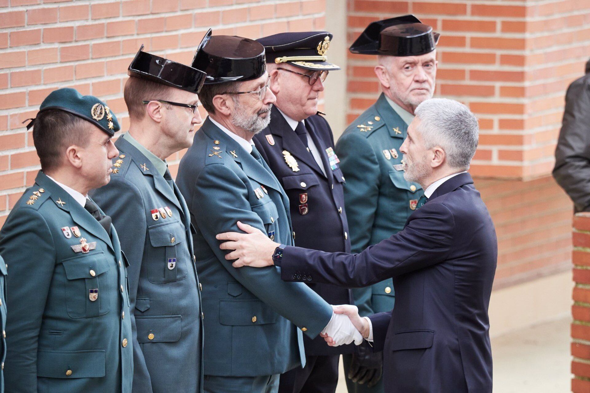 El ministro del Interior, Fernando Grande-Marlaska, saluda a un agente en la capilla ardiente de uno de los guardias civiles asesinados en Barbate. (Eduardo Sanz/Europa Press) 