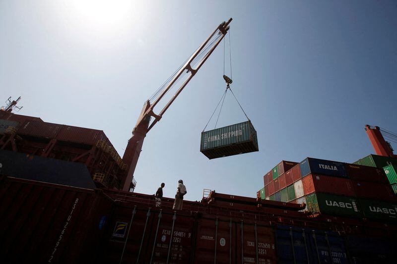 Imagen de archivo de trabajadores en un puerto, a 16 de noviembre de 2016. (Khaled Abdullah/REUTERS)