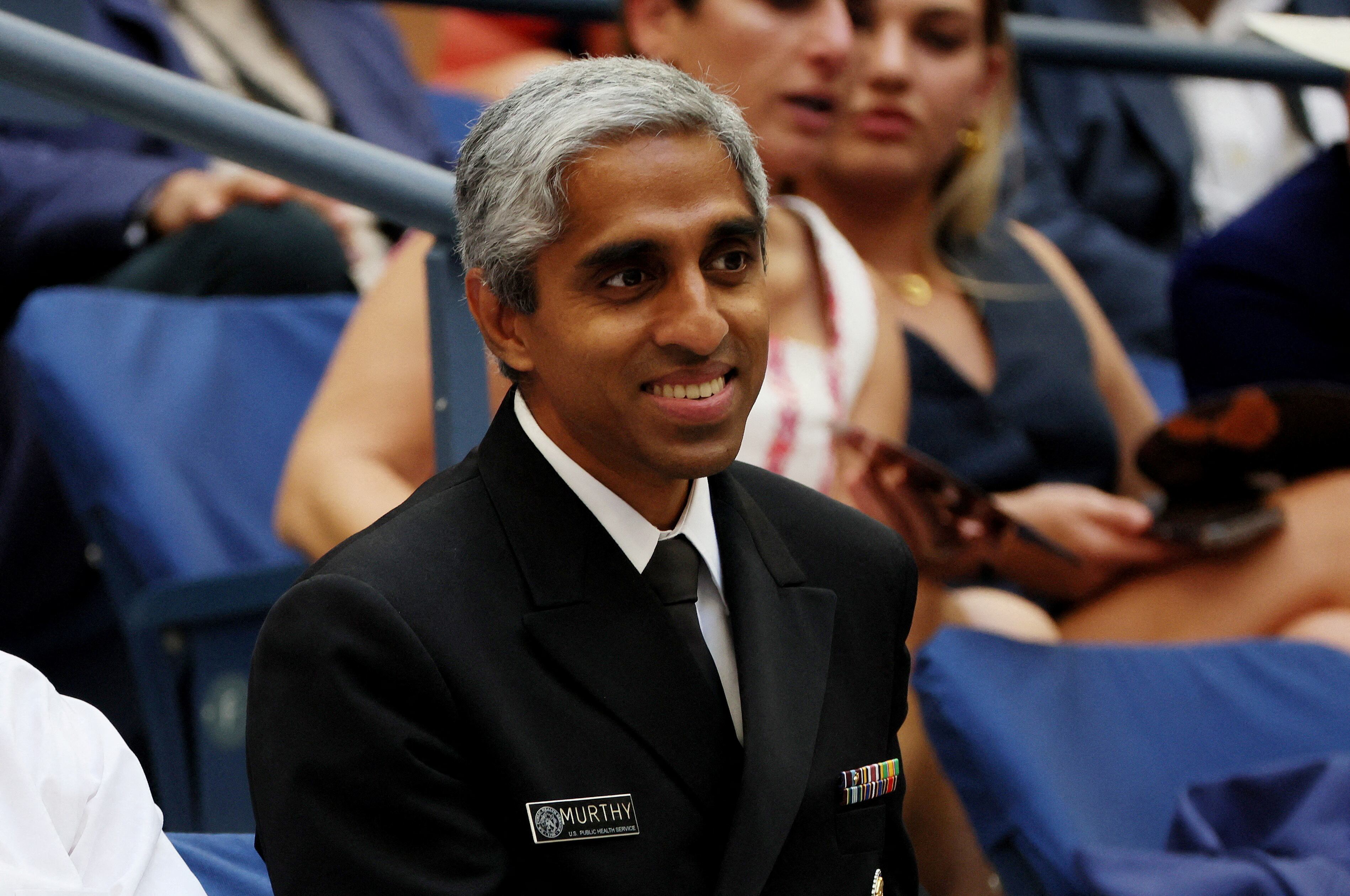 En el primer informe de salud pública sobre la violencia armada, el Cirujano General Vivek Murthy esbozó lo que calificó como un delito de consecuencias devastadoras  (REUTERS/Brendan Mcdermid/File Photo)