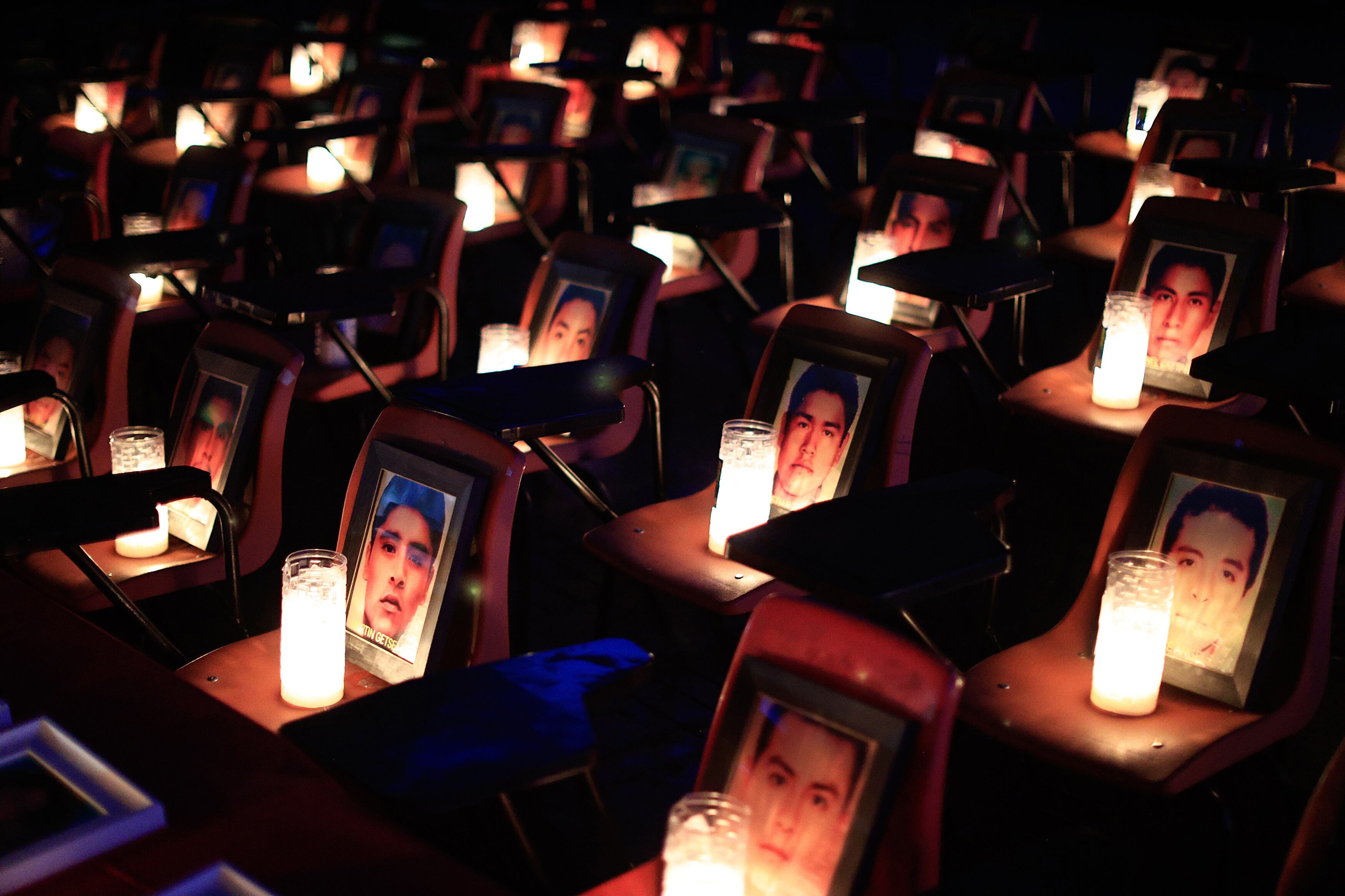 Fotografía de sillas con veladoras y fotos de los 43 desaparecidos, al interior la escuela normal rural de Ayotzinapa 'Raul Isidro Burgos', el 22 de septiembre de 2024, en el municipio de Tixtla, en el estado de Guerrero (México). EFE/David Guzmán
